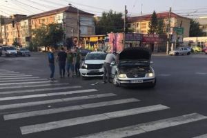 FOTO Accident cu doi răniţi! Doi şoferi din Botoşani s-au „întâlnit” într-o intersecţie din Iaşi