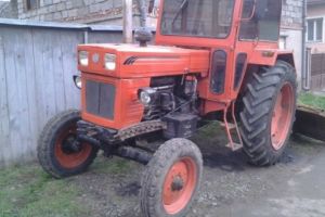 La un pas de moarte. A căzut din remorca unui tractor condus de un localnic beat şi fără permis