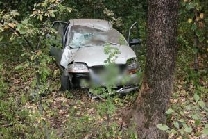 O femeie a fost rănită după ce maşina a părăsit partea carosabilă