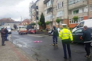 Femeie lovită de o maşină în timp ce traversa neregulamentar o stradă din Miercurea Ciuc