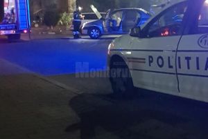 Un autoturism a luat foc pe un drum din centrul oraşului Siret