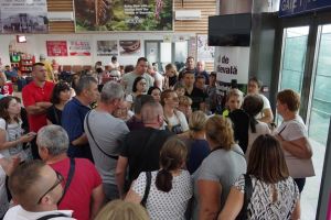 Aproape 200 de oameni au stat ore în şir în Aeroportul Suceava, după ce zborul lor, ...