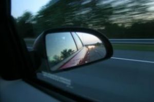 Baimareanca cercetata de politisti dupa ce a distrus oglinzile retrovizoare ale unor autoturisme