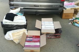 FOTO! Volkswagen Sharan, plin cu ţigări de contrabandă