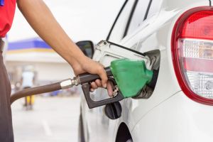Un arădean FURA plăcuţe de înmatriculare pentru a alimenta GRATUIT cu benzină
