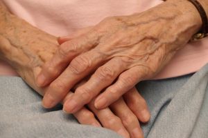 Un fals angajat la o firmă de utilităţi a înşelat doi bătrâni de 94 şi 79 de ani