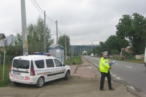 Un tânăr fără permis nu a oprit la semnalele poliţiştilor, a părăsit maşina şi a ...