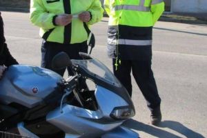 Motociclist şi mopedist prinşi cu abateri de la normele legale, pe străzile din Vinţu de Jos. Ambii conducători s-au ales cu dosar penal