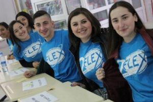 Elevii romani pot studia un an in liceele din SUA, cazati in gazda. S-au deschis înscrierile pentru bursele FLEX 2020-2021