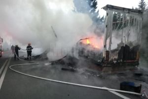 Un autotren încărcat cu piese auto a ars în întregime miercuri dimineaţă