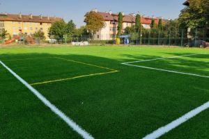 Șapte terenuri de sport, modernizate şi puse gratis la dispoziţia braşovenilor