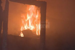 Casă din Plutoniţa – Frasin, distrusă de flăcări marţi noapte