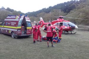 Un bihorean care s-a răsturnat cu un utilaj în timp ce tăia lemne, transportat cu elicopterul SMURD la spital (FOTO)