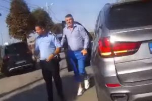 Cu tupeu. Consilierul unui deputat PSD a ameninţat un poliţist: 
