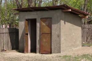 Școli cu toalete în fundul curţii la Sibiu – Elevii, nevoiţi să le folosească