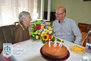 FOTO. Aniversare emoţionantă. Sătmăreancă felicitată de primar la împlinirea unui secol de viaţă
