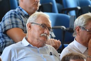 Dezbatere la Universitatea Oradea. Un decan cere ca universitarii condamnaţi pentru corupţie să poată preda în continuare: „Cine poate lua piatra să arunce!” (FOTO)