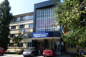 Elevii din clasa a VII-a încep anul şcolar doar cu manualele de limbă franceză şi limbă ...