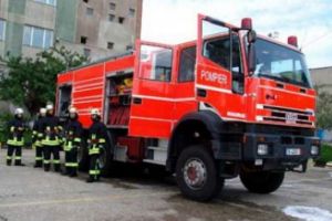 Și-a incendiat casa şi maşina în faţa familiei, apoi a fugit