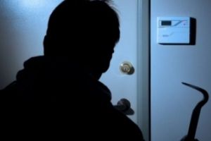 Întors din străinătate, un tăşnădean a găsit în casă un hoţ. Au intervenit poliţiştii