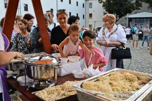 Concurs de gătit găluşte şi plăcinte la Zilele Culturii Slovace, în Cetatea Oradea