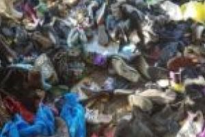 Imagine dezolantă în Timişoara! Sute de papuci, aruncaţi la colţ de stradă