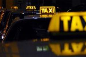 Autorităţile locale vor să impună noi reguli şi norme de conduită pentru taximetrişti