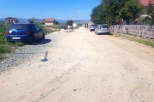 Un grup de albaiulieni vrea să repare străzile nemodernizate din Alba Iulia: “Închiriem pe banii noştri un autogreder, un cilindru compactor şi ne apucăm de treabă”