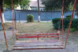 FOTO: Locuitorii din Aleea Carpaţi vor parc modern pentru copii