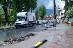 Ploaia de miercuri seara a inundat DN1, la Comarnic