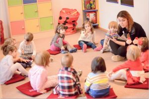 S-a zis cu opţionalele plătite de părinţi! Din acest an, în grădiniţe mai pot preda DOAR EDUCATOARELE