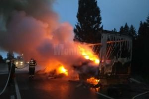 Un autotren încărcat cu piese auto s-a făcut scrum miercuri dimineaţă