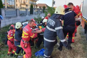 FOTOGALERIE. Accident grav la ieşire din Botiz. O şoferiţă a rămas încarcerată
