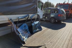 FOTOGALERIE. Impact violent între o maşină şi un camion, în judeţul Satu Mare. Femeie încarcerată