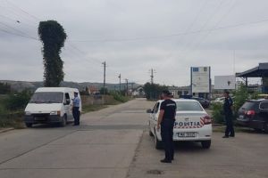 FOTO| Acţiune a poliţiştilor din Alba pentru creşterea siguranţei cetăţenilor. 66 de amenzi aplicate pentru diferite abateri de la normele legale