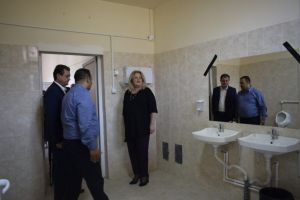 FOTO Noul prefect de Sibiu, în control la două şcoli din judeţ