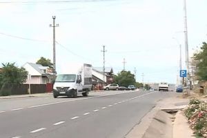 Un copil de 3 ani, din Botoşani, a fost găsit rătăcind singur pe un drum naţional