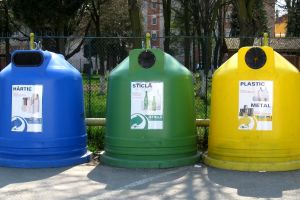 Elevii harghiteni vor începe noul an şcolar cu recipiente selective de la Eco-Csík Srl
