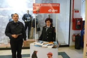 Baia Mare: Pompierii vor fi prezenti vineri, in patru centre comerciale. Acestia vor sta de vorba cu elevii, dascalii si parintii despre evitarea situatiilor de urgenta in scoli si licee