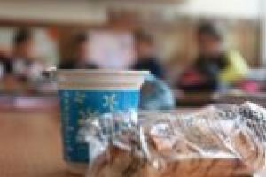 Adio, întârzieri! Lapte, corn şi mere din prima zi de şcoală pentru aproape 23.000 de elevi cărăşeni