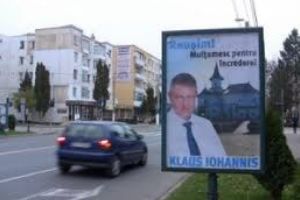 Afise electorale cu Iohannis au impanzit Ploiestiul. Nu suntem in campanie, deci, e legal?