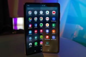 VIDEO Telefonul pliabil de la Samsung anunţat pentru relansarea oficială