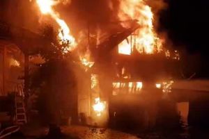 INCENDIU la o locuinţă din oraşul Câmpeni. Intervenţie a pompierilor cu două autospeciale pentru stingerea flăcărilor