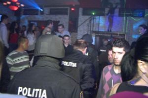 Cei trei tineri care au bătut o femeie şi un bărbat într-un club din Botoşani, lăsaţi în libertate