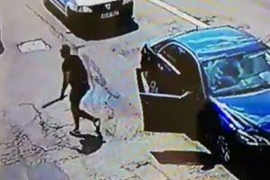Un botoşănean a fost filmat în timp ce a coborât dintr-o maşină şi a ameninţat cu sabia o altă persoană