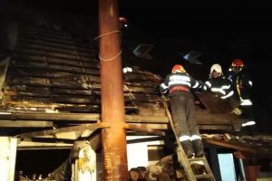 INCENDIU, noaptea trecută, la acoperişul unei locuinţe. Intervenţie a pompierilor în Aiudul de Sus