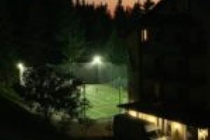 Teren sintetic cu nocturnă şi piscină interioară cu apă caldă, la peste 1.500 de metri altitudine