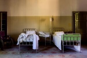 Pacienţi ţinuţi în cuşti sau legaţi de pat. Ce poziţie are Direcţia Generală de Asistenţa Socială şi Protecţia Copilului Maramureş?