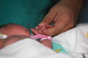 Naştere cu surprize pentru o botoşăneancă de 30 de ani, mamă a şapte copii