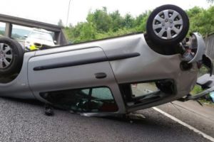 ACCIDENT pe un drum din judeţ! O masină, RĂSTURNATĂ